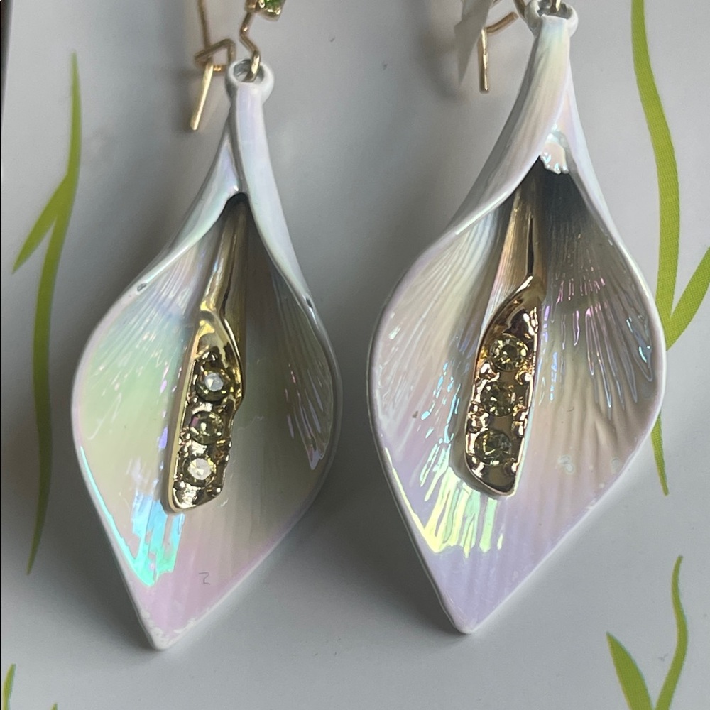 Betsey Johnson White Calla iridescent Drop Earrings with Green Crystal Accents - Picture 2 of 4